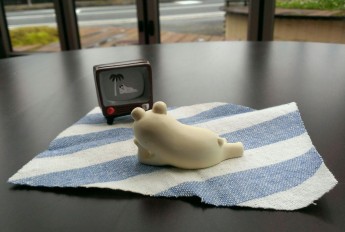 テレビをみるしろくま