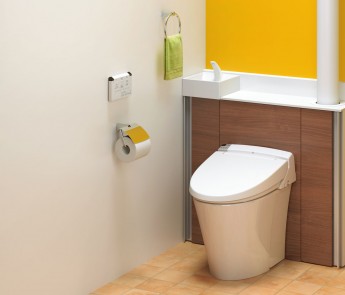 給水管や掃除道具もキャビネットに隠せるリフォレ　タンクレストイレのようにすっきりな空間に