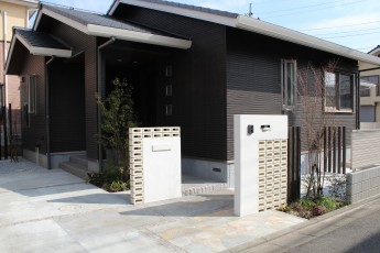 平屋建ての建物にスクリーンブロックの門袖で光と風を外構に