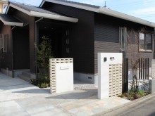 平屋建ての建物にスクリーンブロックの門袖で光と風を外構に