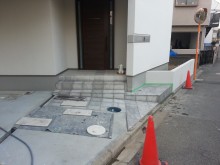 アプローチにタイルを貼っていきます。