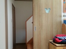 子ども部屋の入り口はミッキーシルエットのドア