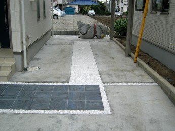 玄関アプローチの床材を駐車場まで伸ばしたパーキングスペース