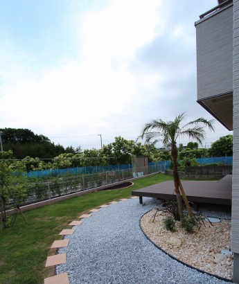 南国リゾート風のお庭が魅力の藤沢の外構施工例
