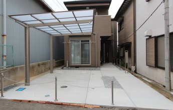 縦長の敷地の駐車場　車が２台停められます。