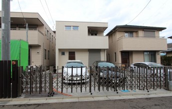 伸縮門扉の柱にも柿渋カラーで統一感