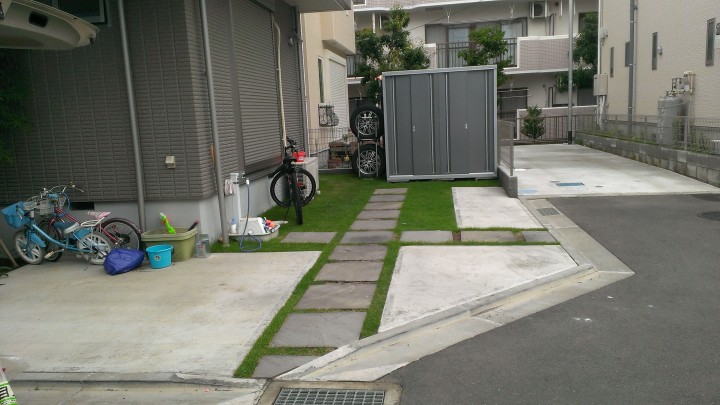 駐車場の芝が緑になり、印象がかなり違います。