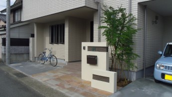 自然石をアプローチに使った門まわり