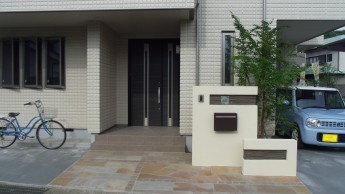 玄関横に門まわりを設けた門袖