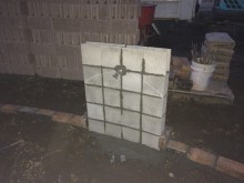 水栓の下地は半分に切ったコンクリートブロックをベースに作られています。