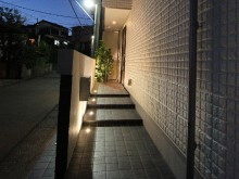 平塚市　外構施工例　　門袖　千陶彩　ライトアップで重厚感ある門まわり