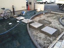 コンクリートを打つ前にフォレストペイピングオールドの飛び石を固定