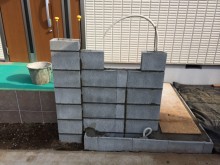 コンクリートブロックを積んで門袖の基礎を作ります