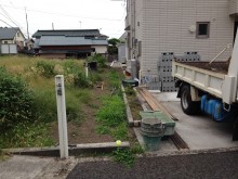 隣地との境界に新しく壁（化粧ブロック＋フェンス）を作っていきます。