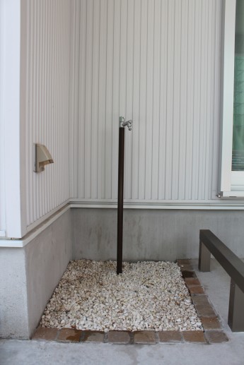 建物内の駐車スペース一画に水栓を設置
