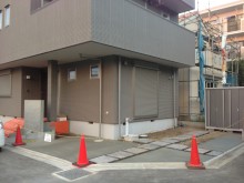 平塚市　施工現場　コンクリート養生中　駐車場　門袖