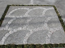 ピンコロ石で波紋の描かれた床面