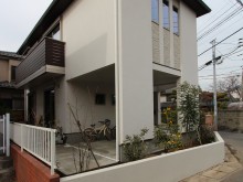 白い壁に植栽をたくさん使う事で柔らかな印象