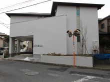 白い建物と白い外構に少しだけ色を添えて統一感