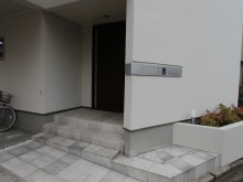 ビルトインガレージの建物に合わせてエントランスにポイントを