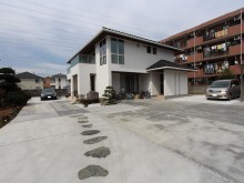 既存の自然石を再利用したアプローチ