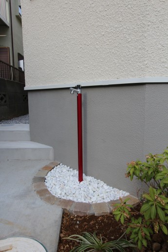シンプル&スタイリッシュな立水栓ジラーレ。落ち着いた赤いカラーでお家にマッチ