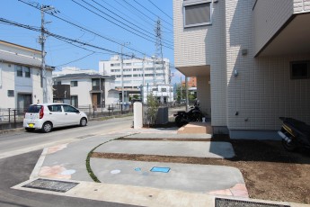 車の車輪が通る部分だけコンクリートとし、大き目のスリットには芝が入る予定です