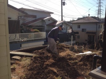 芝のお庭を自然石のテラスにリフォームするために植栽の撤去などをしていきます。