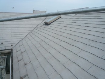 築１０年目の平形スレート瓦の屋根。汚れがあります。