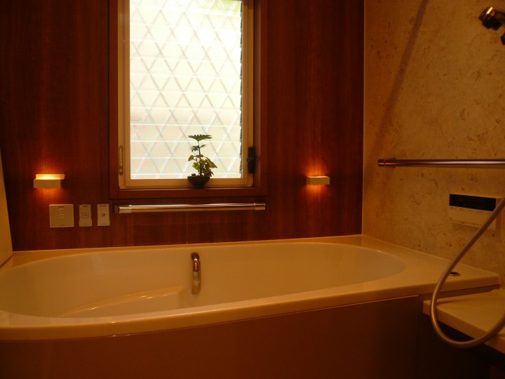 浴室はリフォムスにリフォーム　暖かく使いやすいバスルームです
