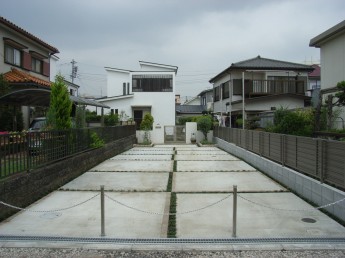 縦長の敷地の駐車場施工例　タマリュウのスリットで床面に変化を