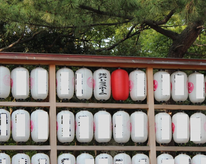 平塚八幡宮の提灯に弊社の名前を書いて頂きました。